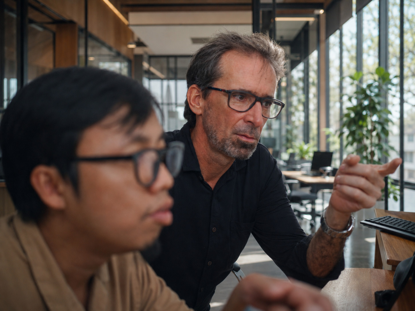Consultant senior Doodex examinant le travail Odoo avec un membre de l'équipe